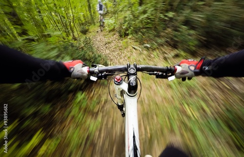 guidando la mountain bike nel bosco. vista in prima persona