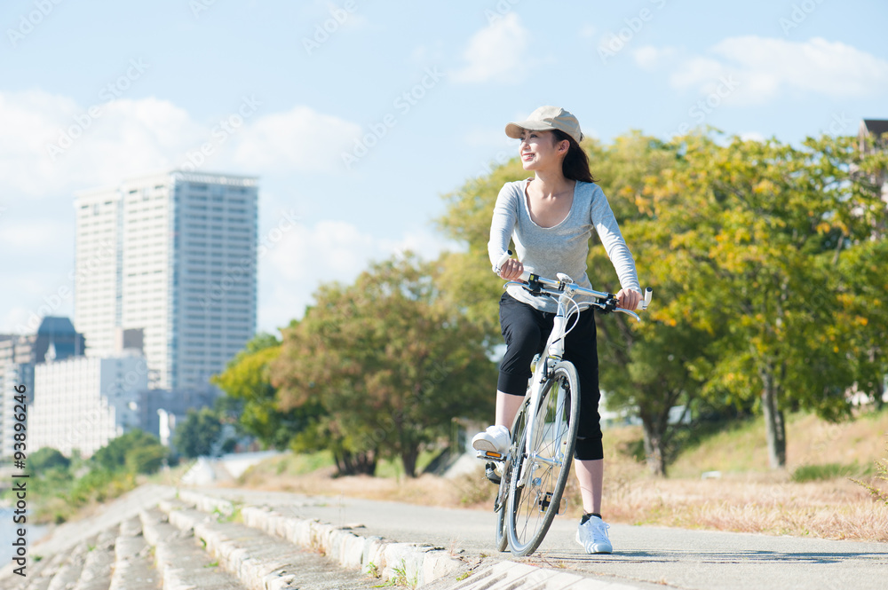 Naklejka premium 自転車に乗って遠くを見つめる女性