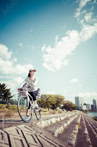 青空をバック 自転車に乗っている日本人女性 © beeboys
