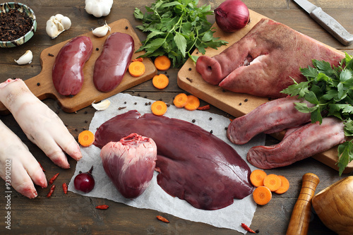 carne cruda frattaglie di maiale assortite su tavolo rustico photo