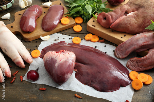 Bild auf Leinwand carne cruda frattaglie di maiale assortite su tavolo rustico