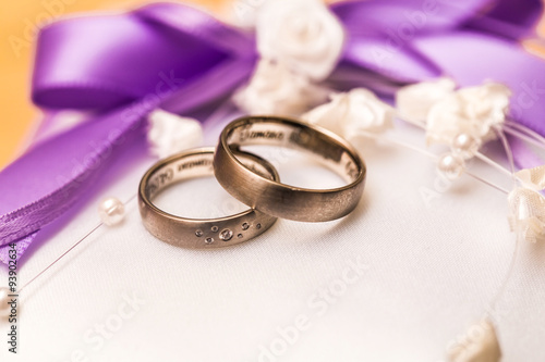 Wallpaper Mural Eheringe auf Kissen Torontodigital.ca