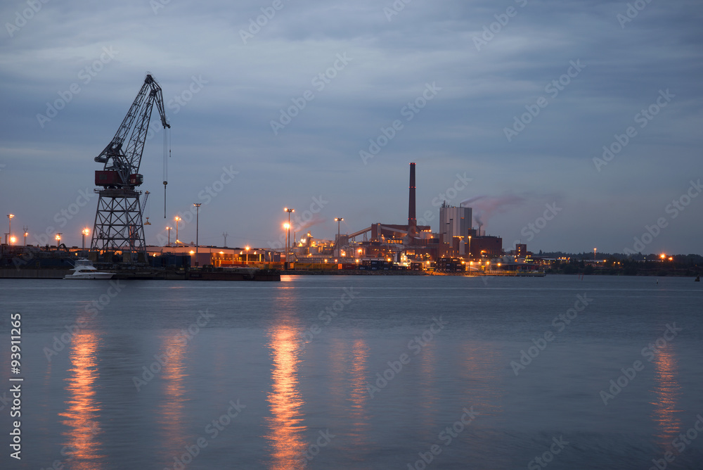 Промышленный пейзаж в вечерних сумерках. Котка, Финляндия