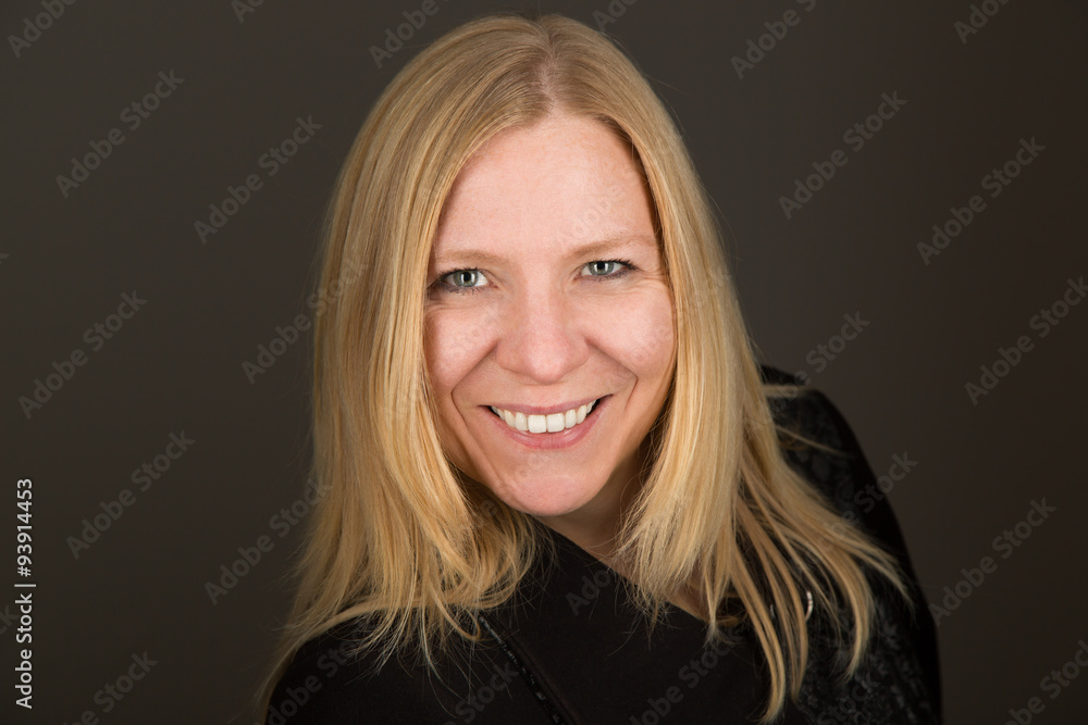 Naklejka premium Blonde Frau mit Mantel