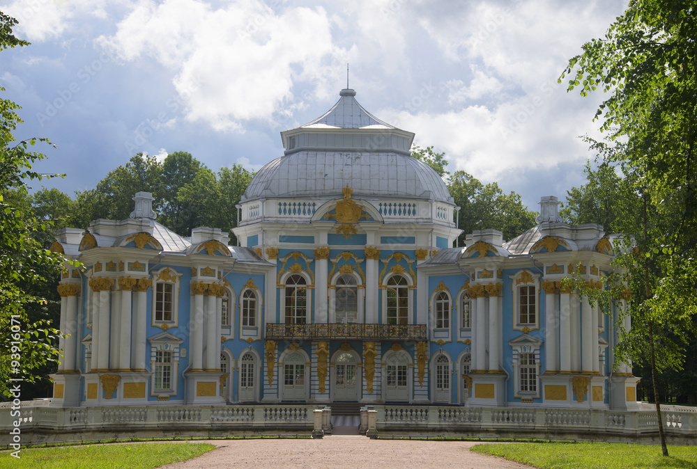 Павильон Эрмитаж в Екатерининском парке Царского Села облачным днем