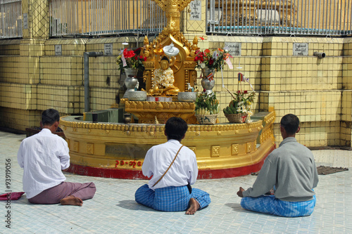 Birmanie, Birmans en prière à la pagode à Mandalay photo