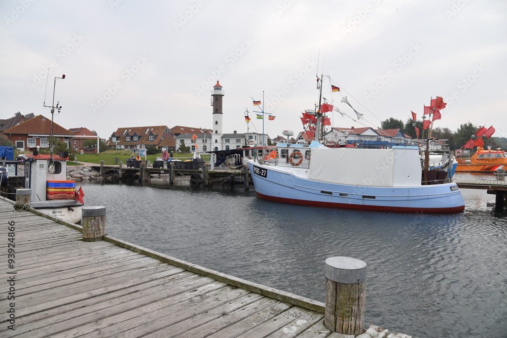 Leuchtturm auf der Insel Poel an bewölkten Herbsttag