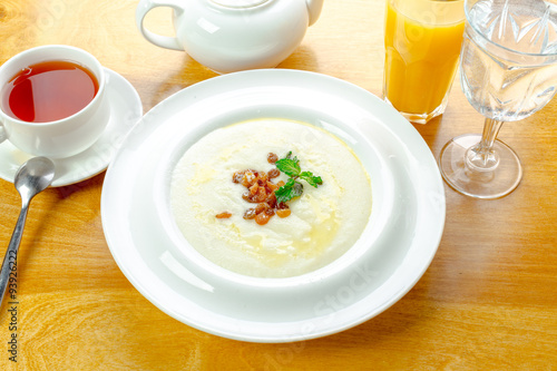 Porridge with raisins