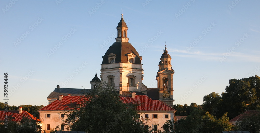 Великолепие старинного монастыря  в полуденных красках осеннего дня