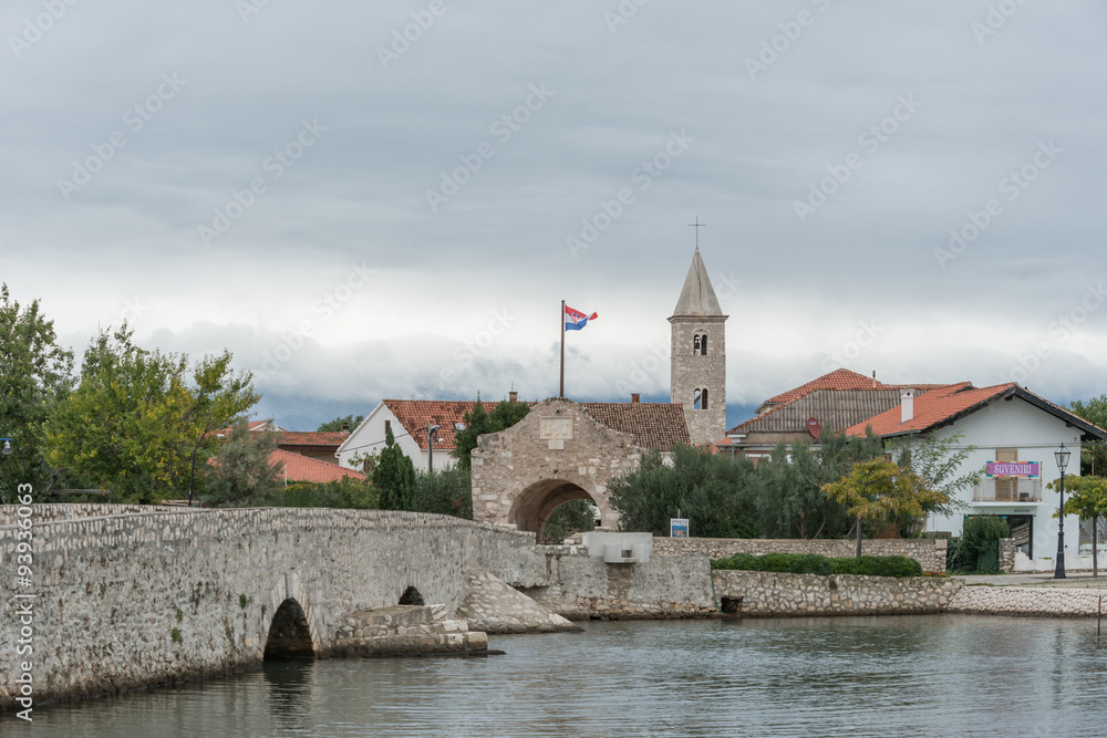 Historische Brücke vor dem Stadttor von Nin mit Blick auf die Kirche und Altstadt