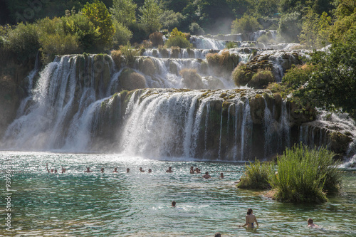 gigantisch azurblaue Wasserfälle und glasklares Türkises Wasser mit markanten Steinformationen
