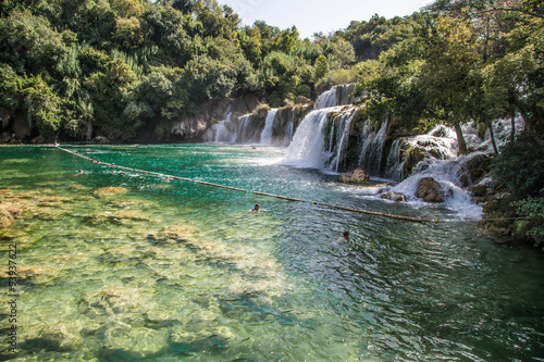 gigantisch azurblaue Wasserfälle und glasklares Türkises Wasser mit markanten Steinformationen © st1909