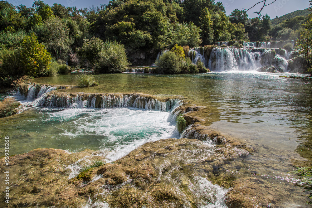 gigantische türkise, glasklare Wasserfälle gigantische türkise, glasklare Wasserfälle