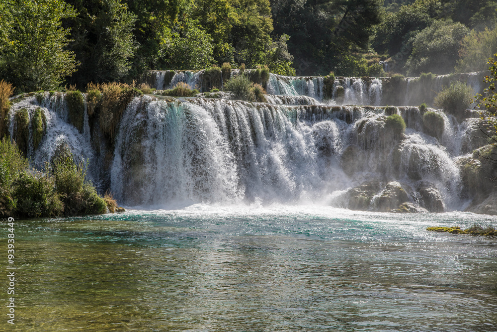 Obraz premium gigantische türkise, glasklare Wasserfälle