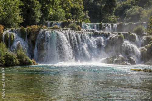 gigantische türkise, glasklare Wasserfälle