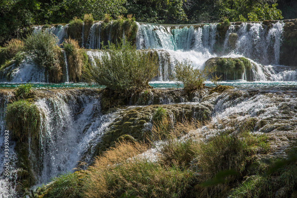 Obraz premium gigantische türkise, glasklare Wasserfälle