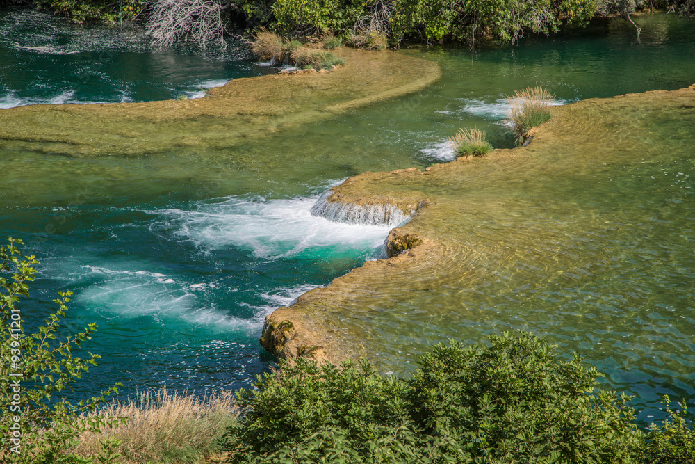 gigantische türkise, glasklare Wasserfälle gigantische türkise, glasklare Wasserfälle