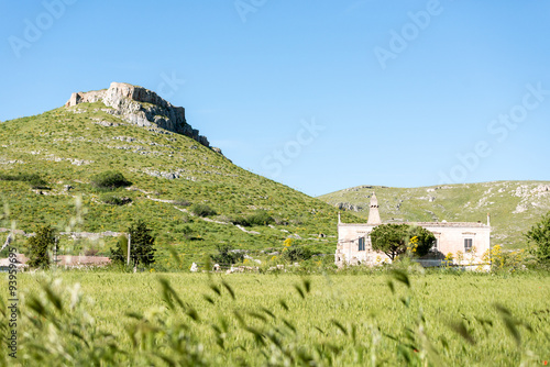 Il Castello del Garagnone e una masseria nel territorio di Spinazzola, nel Parco Nazionale dell'Alta Murgia in Puglia photo