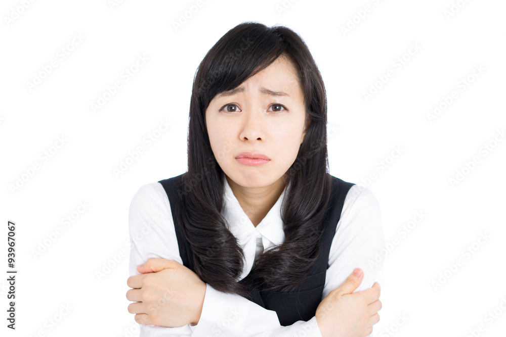 寒さに震える女性