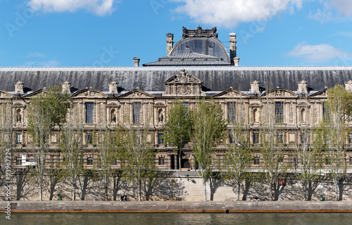 Quai de Seine et le Louvre