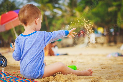Ребенок играет на пляже Тайланда