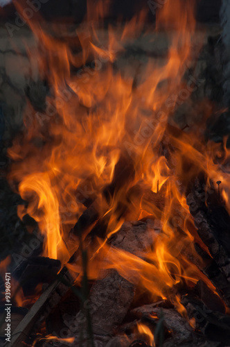 огонь, яркие языки пламени