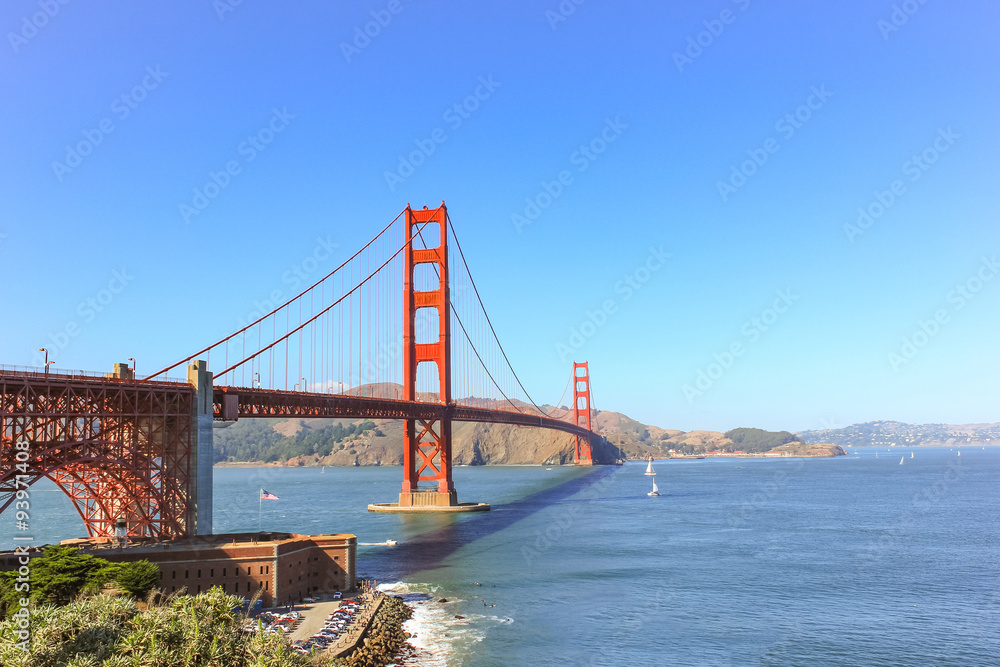 Fototapeta premium Golden Gate bridge with the clear sky.