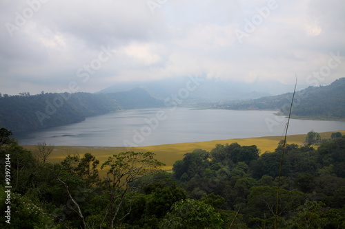 See in Wald- und Berglandschaft