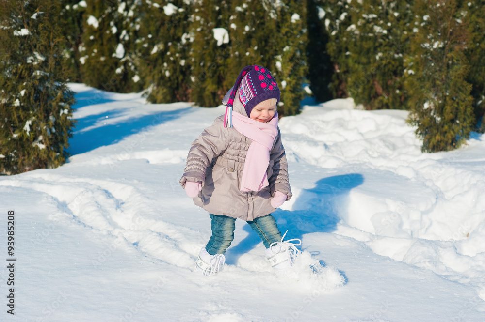
Little girl running in the snow in winter, lifestyle, winter holidays