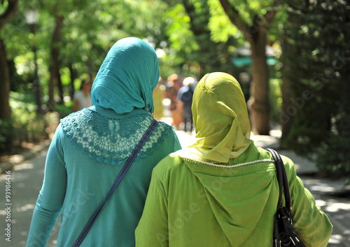 Obraz na plátne Two veiled muslim women