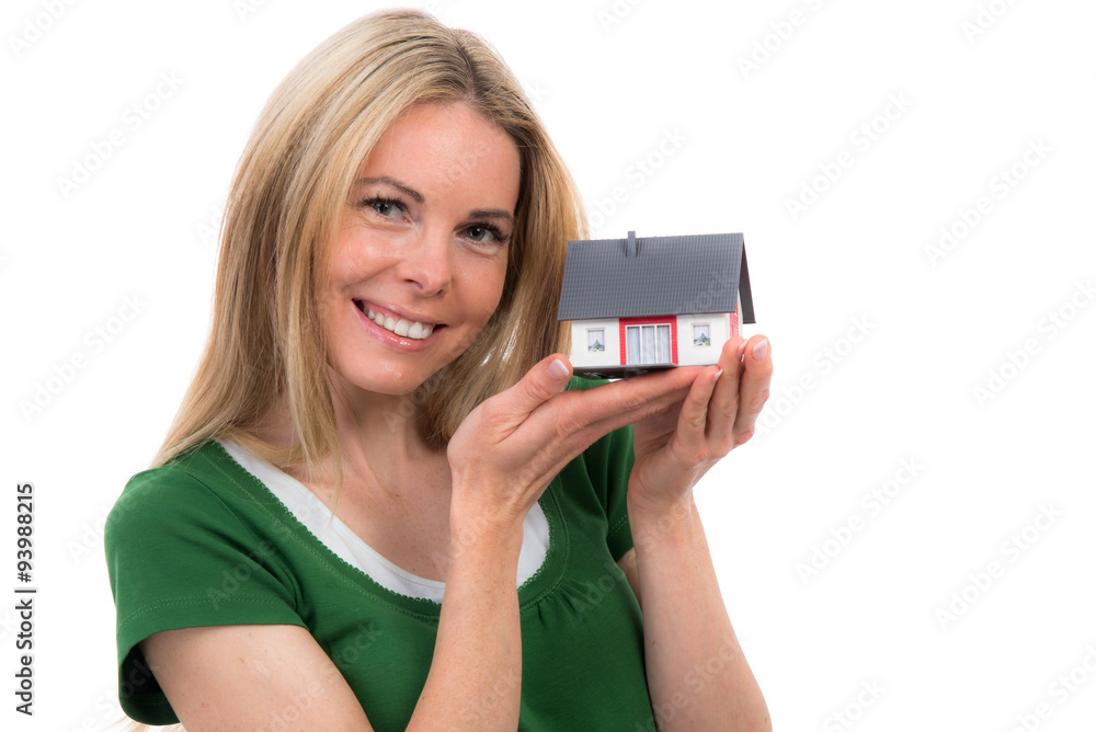 glückliche junge frau mit miniaturhaus glückliche junge frau mit miniaturhaus