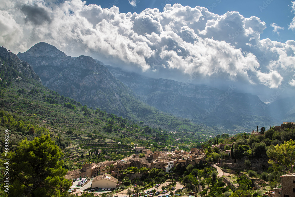 Dorf in Spanien im Tal mit gespenstischer Gewitterstimmung