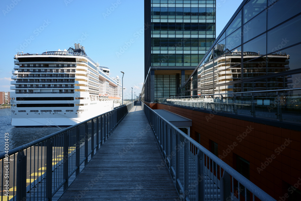 Naklejka premium Passagierschiff als Kreuzfahrtschiff für Kreuzfahrt im Hafen von Amsterdam 