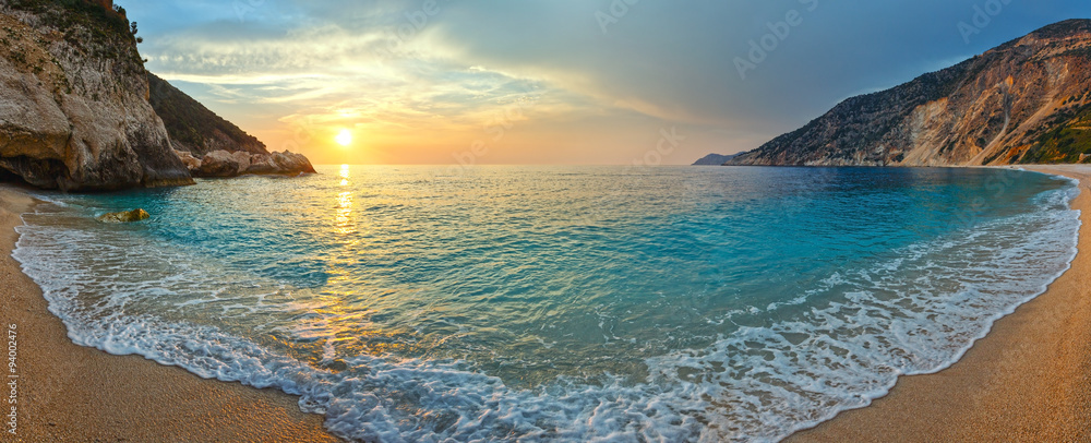 Naklejka premium Zachód słońca na plaży Myrtos (Grecja, Kefalonia, Morze Jońskie).