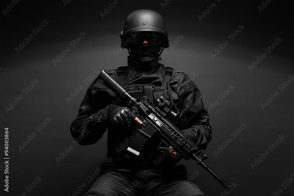 Fotografie police officer with weapons