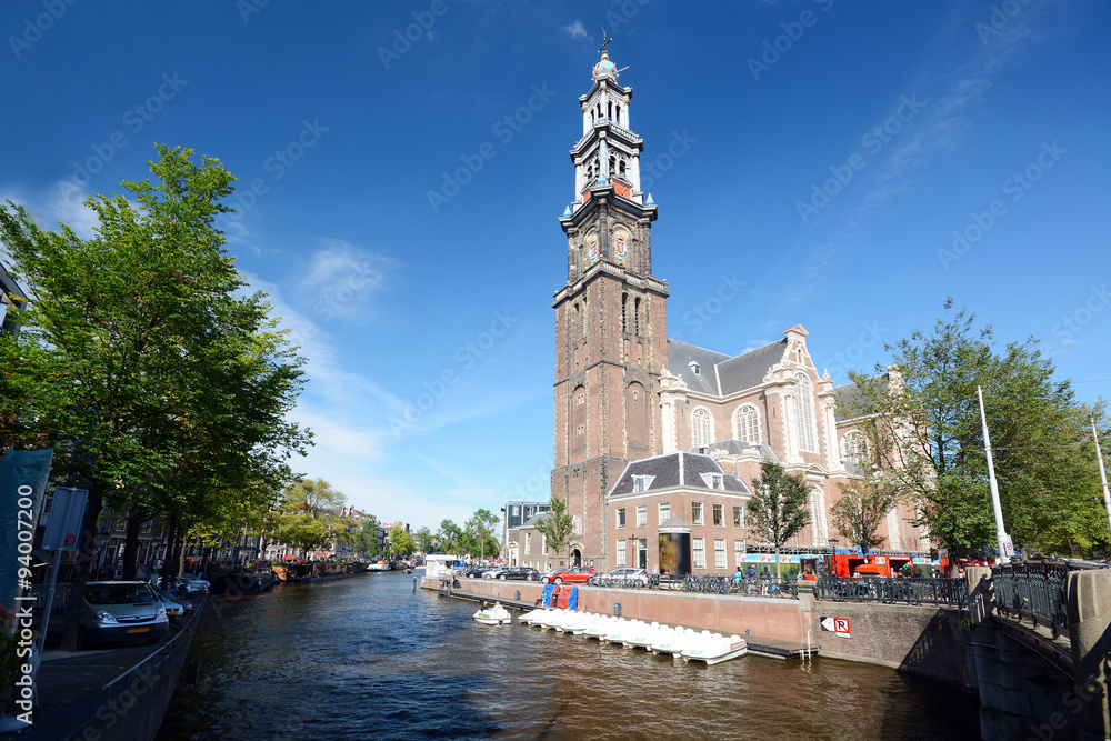 Westerkerk als Kirche an Gracht in Amsterdam