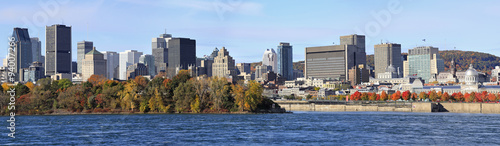 Fototapeta Naklejka Na Ścianę i Meble -  Montreal skyline with Saint Lawrence River in autumn, Quebec, Canada
