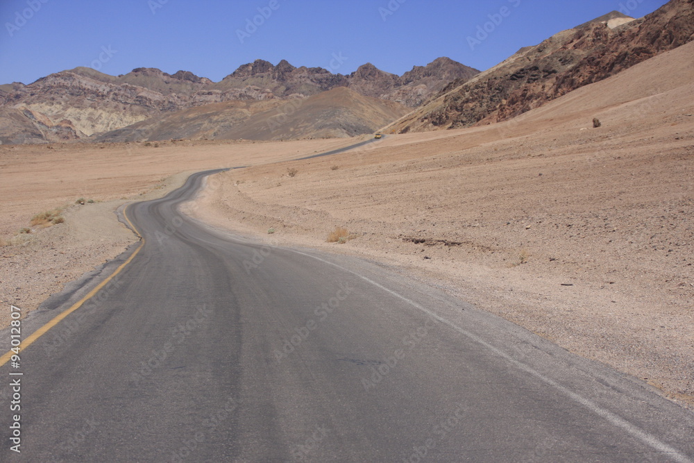 route dans le désert de la vallée de la mort route dans le désert de la vallée de la mort