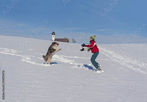 Spiel und Spass beim Hundespaziergang im Schnee photo