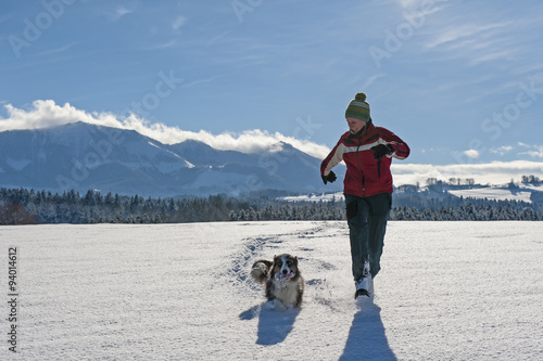 Spiel und Spass beim Hundespaziergang im Schnee