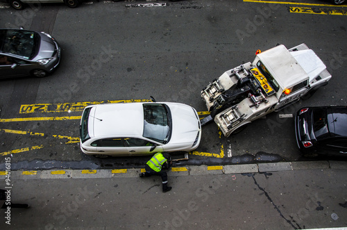 voiture blanche se fait enlever par la fourrière stationnement sur une place interdite de livraison