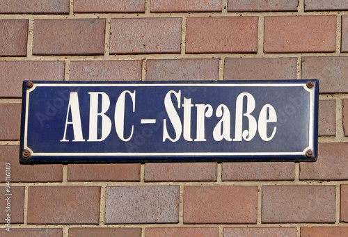 ABC Straße - Straßenschild auf Hauswand