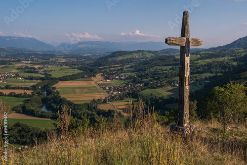 Cruz de madera en la cima de una montaña en la parte baja de los Alpes