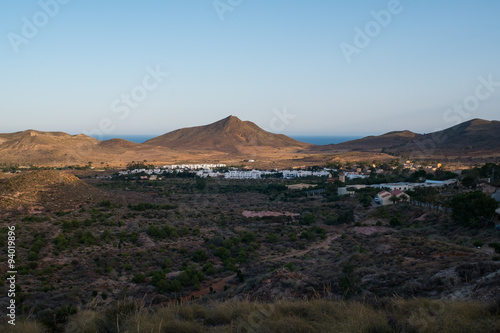 Montañas desiertas y áridas cerca de la costa en Almería