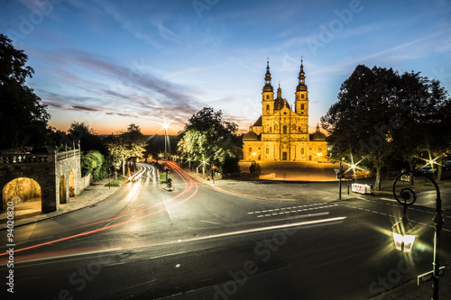 Dom zu Fulda mit Straßenverkehr