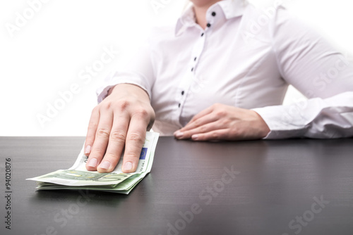 Kobieta trzymająca gotówkę w walucie Euro