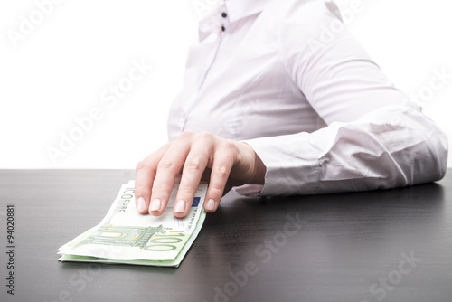 Kobieta trzymająca gotówkę Euro na stole