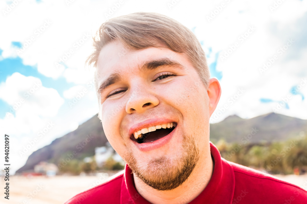 © satura_ - Smiling man at the beach