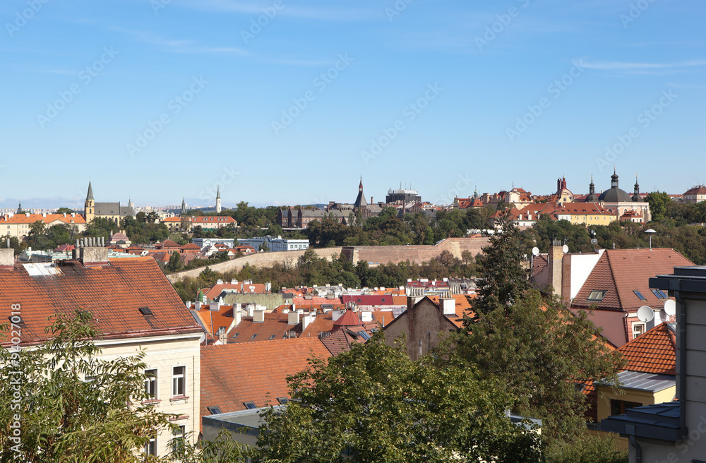 Пейзаж с крышами и башнями Праги. Чехия.