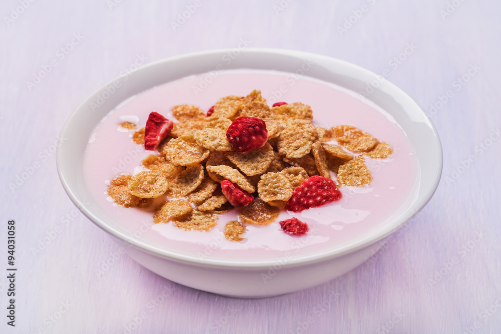 Corn flakes with fruit yogurt and fruit pieces Corn flakes with fruit yogurt and fruit pieces